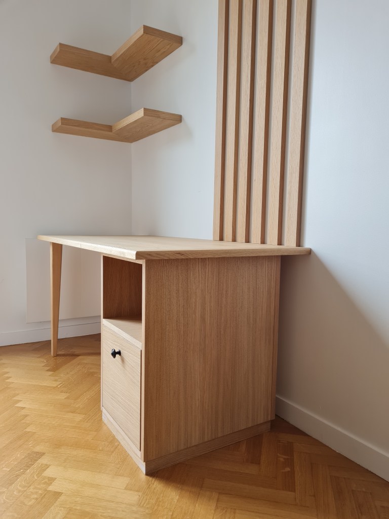 Ensemble Bureau en chêne massif avec tiroir, étagères et habillage chêne. 
